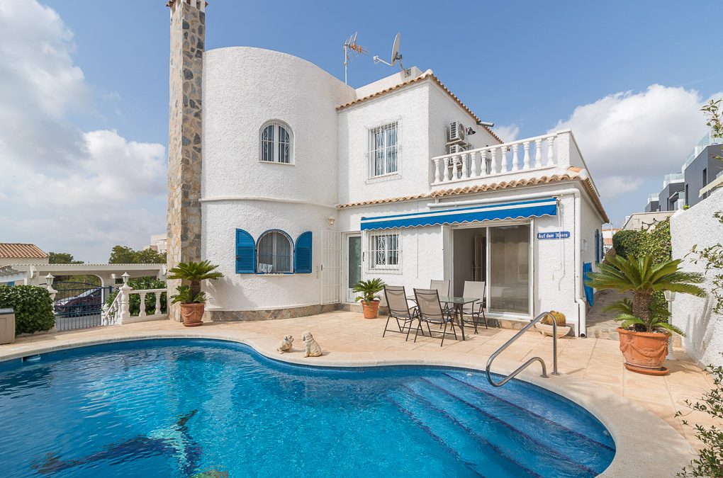 Six bedroom, three bathroom detached villa on 400m2 plot for sale in Villamartin