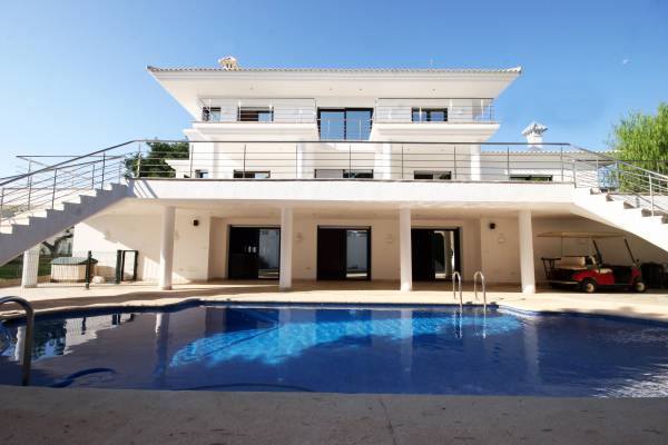 Magnificent newly constructed four bedroom luxury villa for sale in Villamartin