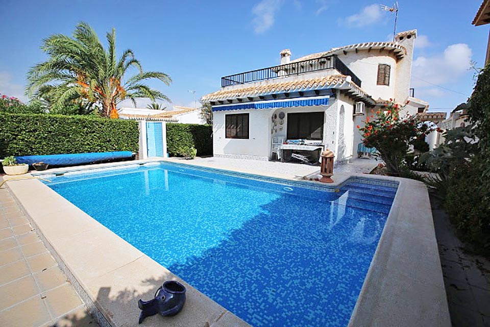 Detached villa just a short 100m walk from Playa Flamenca Beach on the Orihuela-Costa