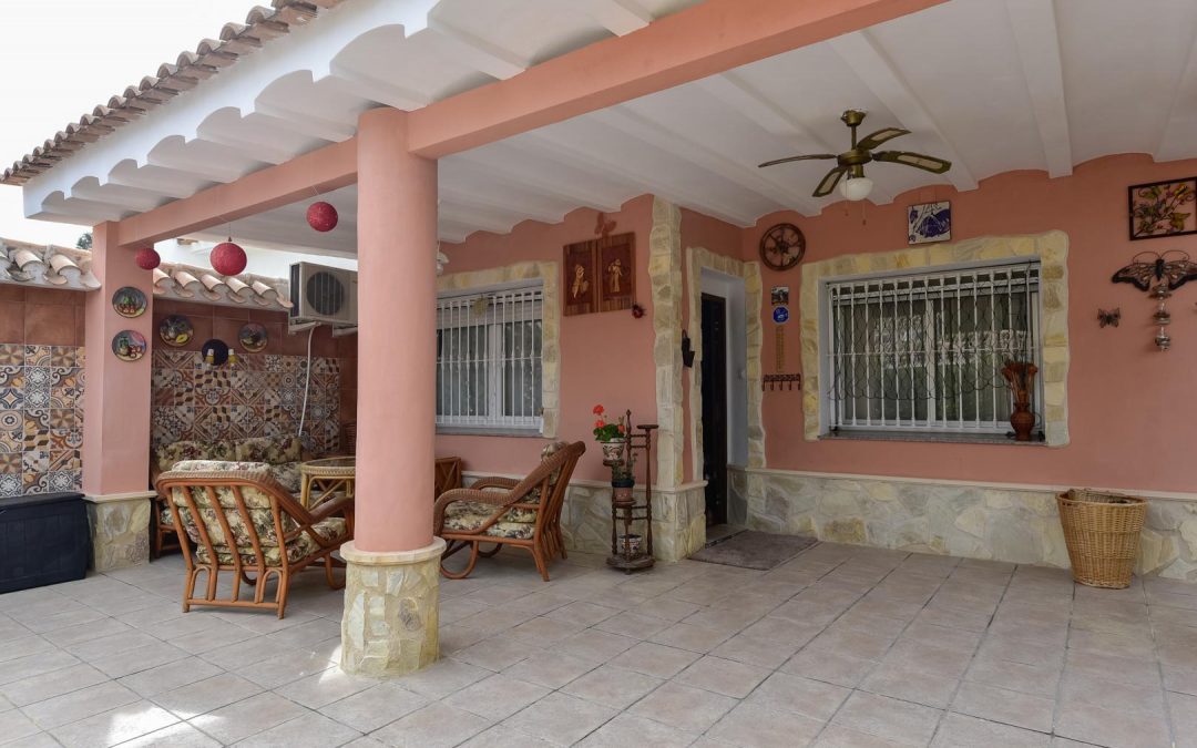 Detached five bedroom, two bathroom villa for sale in Dehesa de Campoamor, Orihuela-Costa