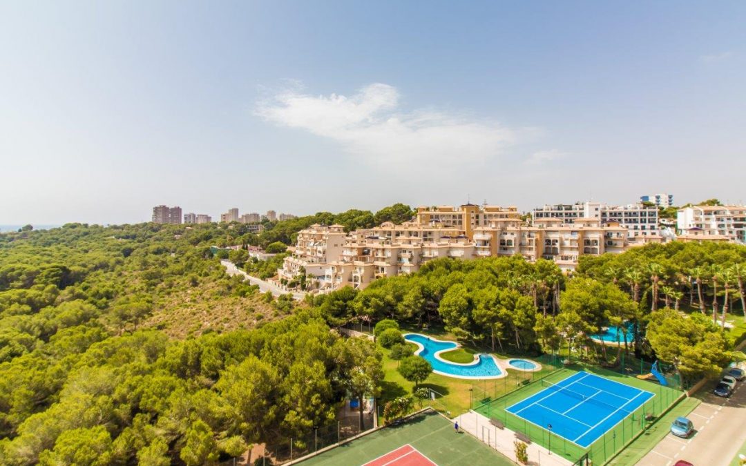 South-facing three bedroom, two bathroom apartment with sea views in Campoamor