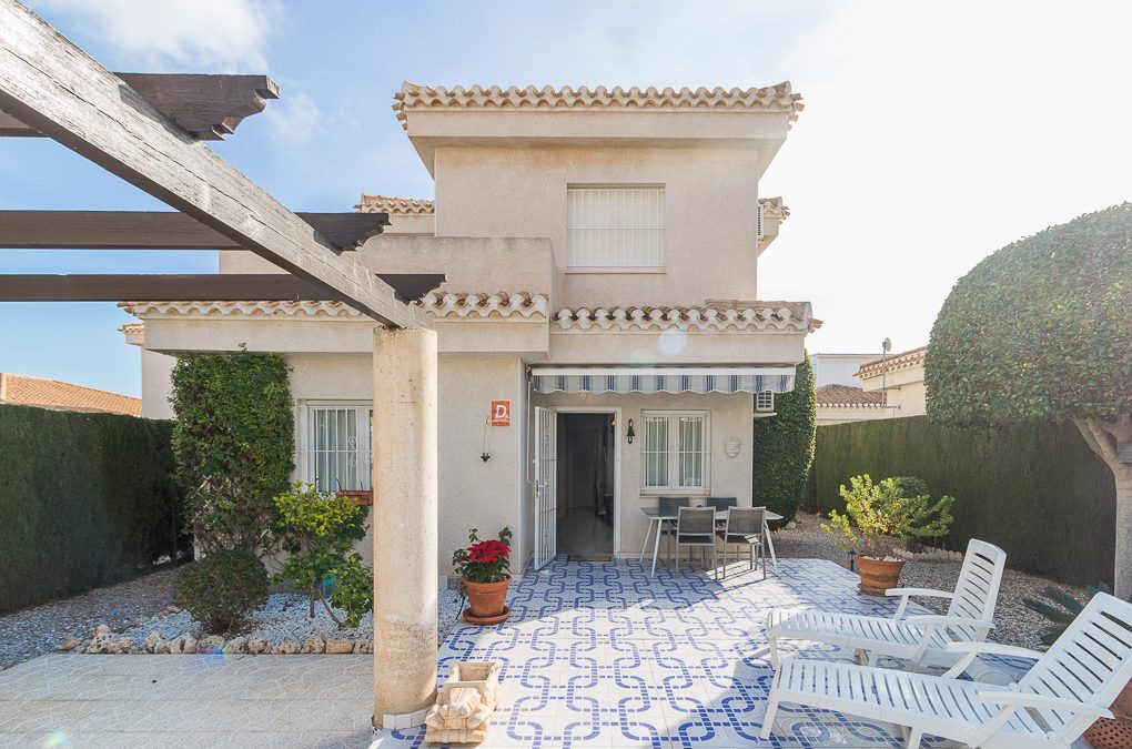 Lovely three bedroom detached villa for sale in Playa Flamenca